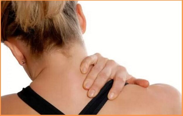 يتجلى الداء العظمي الغضروفي العنقي من خلال الألم والتصلب في الرقبة. 